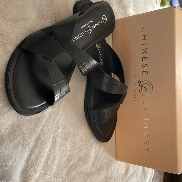 NWOT Chinese Laundry slides - Picture 1 of 3